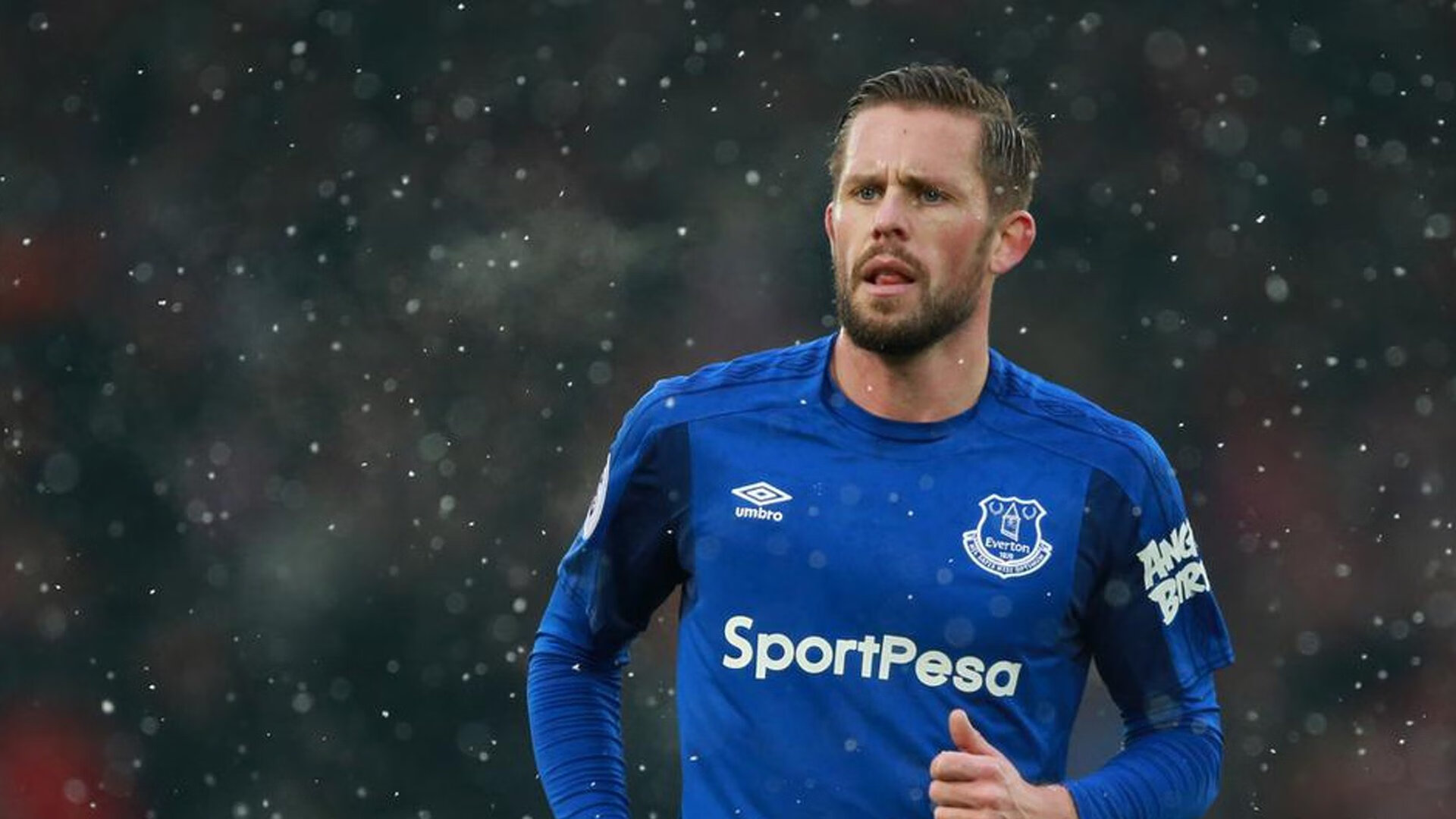 “腰旗美式橄榄球赛：东部新区运动热潮席卷赛场”